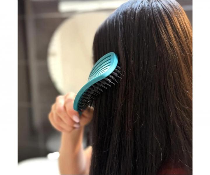 Kart�� na roz�es�v�n� a fouk�n� vlas� s kan��mi a nylonov�mi �t�tinami Sister Young Ovia Hair Brush - tmav� zelen�