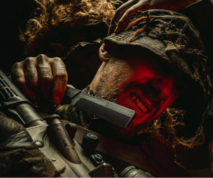 Karbonový hřeben na vlasy a vousy Angry Beards Combat Comb - černý
