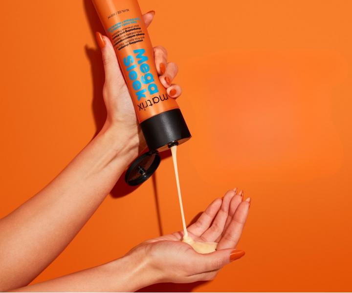 Uhlazuj�c� �ampon pro nepoddajn� vlasy Matrix Mega Sleek Smoothing Shampoo