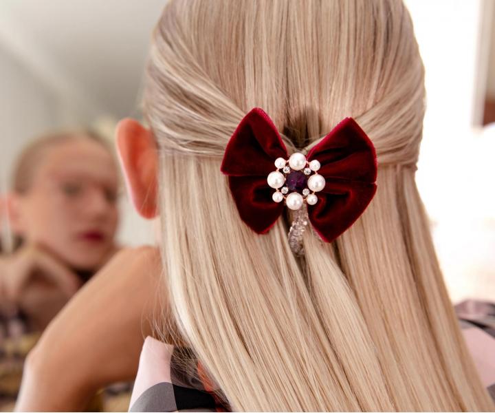 Ozdobná spirálová gumička s mašlí Invisibobble Sprunchie Bowtique British Royal Take a Bow