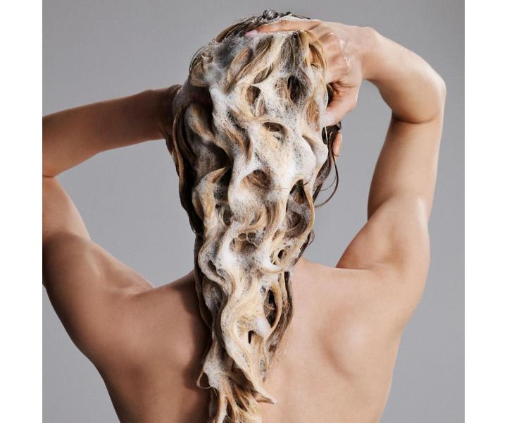 Regenera�n� �ampon pro pos�len� po�kozen�ch a barven�ch vlas� Neqi Build Boost Shampoo - 330 ml