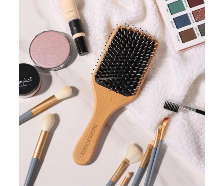 Ploch� d�ev�n� kart�� na vlasy s kan��mi a nylonov�mi �t�tinami Sister Young Vera Hair Brush - 24,3 x 8 cm