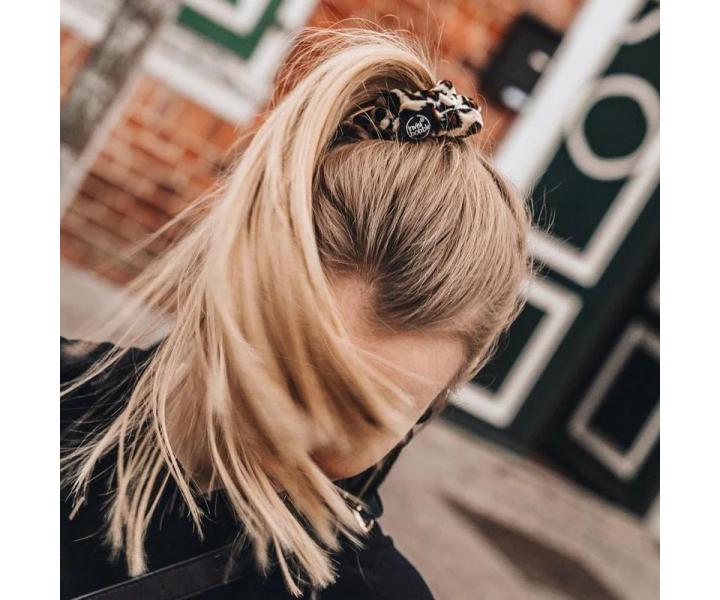 Ozdobná spirálová gumička Invisibobble Sprunchie Purrfection - leopardí vzor