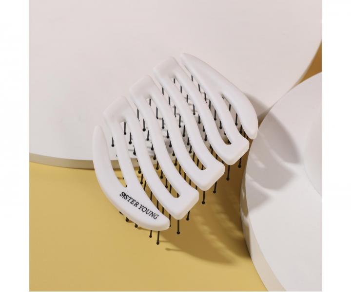 Kart�� na vlasy s nylonov�mi �t�tinami Sister Young Mila Pocket Hair Brush - b�l�
