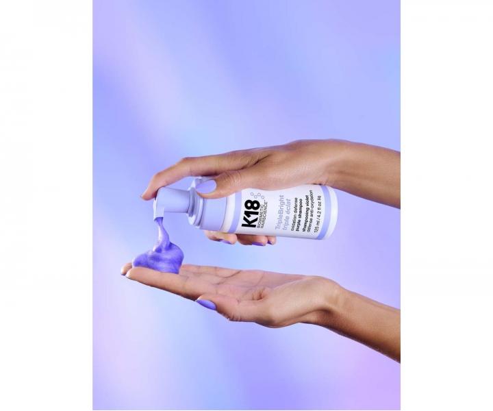 P�nov� fialov� �ampon pro blond a zesv�tlen� vlasy s trojit�m ��inkem K18 TripleBright Purple Shampoo - 125 ml