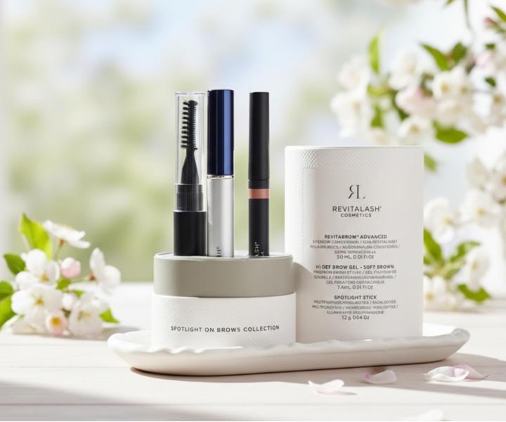 D�rkov� sada pro p��i o obo�� RevitaLash RevitaBrow Advanced - s�rum na obo�� + fixa�n� gel a multifunk�n� rozjas�ova� zdarma