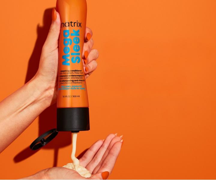 Uhlazuj�c� p��e pro nepoddajn� vlasy Matrix Mega Sleek Smoothing Conditioner - 300 ml
