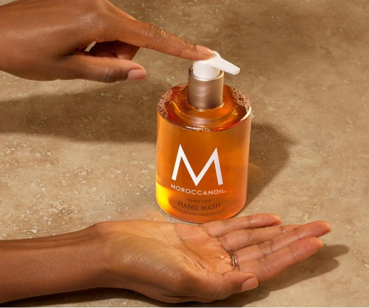 Tekuté mýdlo na ruce s arganovým olejem Moroccanoil Hand Wash Ambre Noir - 360 ml