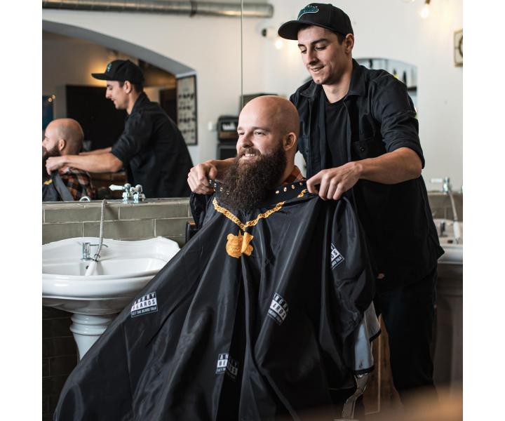 Barber pláštěnka Angry Beards 154 x 138 cm - černá s potiskem