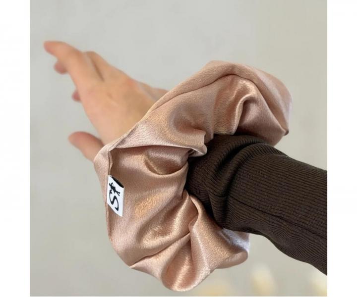 Ozdobn� sat�nov� gumi�ka do vlas� Sister Young Scrunchie Lilu Champagne - �ampa�