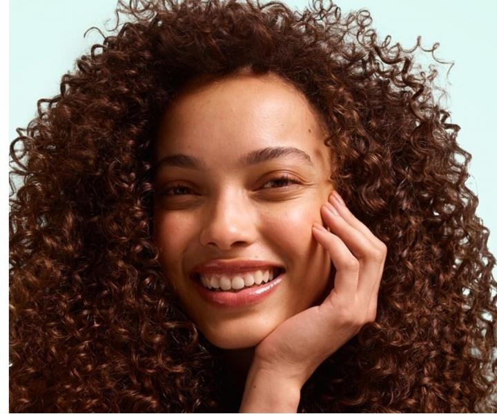 Hydrata�n� bezoplachov� sprej pro such� vlnit� a kudrnat� vlasy Garnier Fructis Curls Method Shape Refresh Step 4 - 150 ml