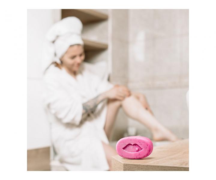 Peelingové mýdlo BusyB SkinShedder Becky Blossom - 100 g