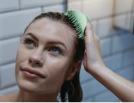 Masážní exfoliační kartáč na pokožku hlavy Tangle Teezer Scalp Brush Mint - tyrkysový
