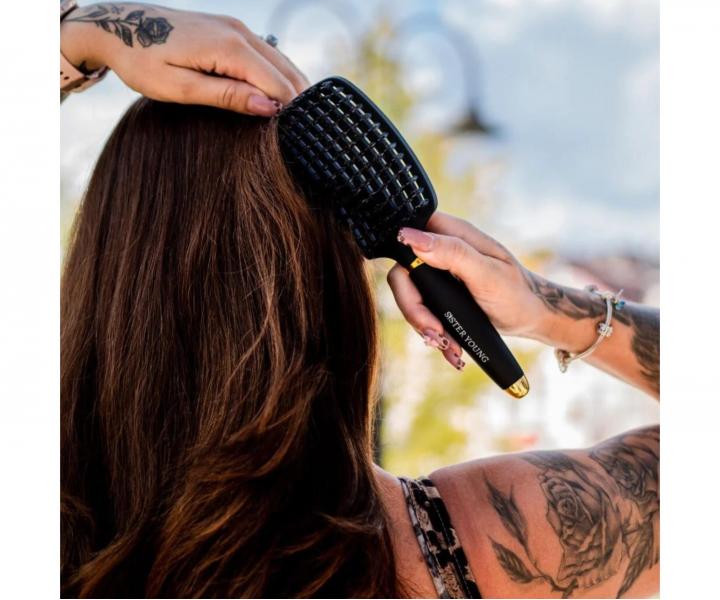 Kart�� na roz�es�v�n� a fouk�n� vlas� s kan��mi a nylonov�mi �t�tinami Sister Young Ovia Hair Brush - �ern�