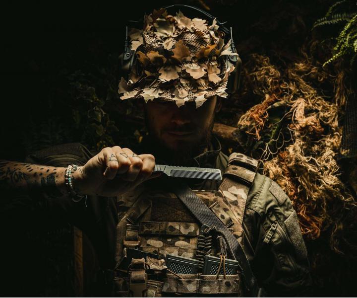 Karbonový hřeben na vlasy a vousy Angry Beards Combat Comb - černý