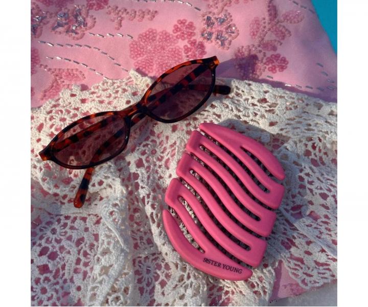 Kart�� na vlasy s kan��mi a nylonov�mi �t�tinami Sister Young Mila Pocket Hair Brush - tmav� r��ov�