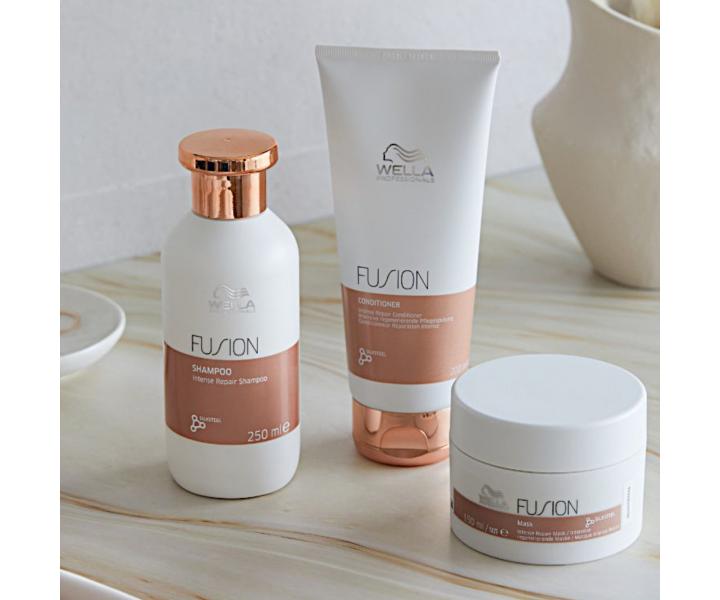 Posilující regenerační šampon pro poškozené vlasy Wella Professionals Fusion Shampoo - 250 ml