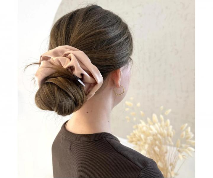 Ozdobn� sat�nov� gumi�ka do vlas� Sister Young Scrunchie Lilu Champagne - �ampa�