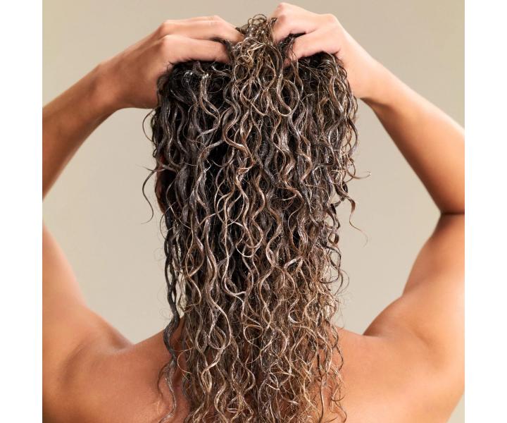 Regenera�n� kondicion�r pro pos�len� po�kozen�ch a barven�ch vlas� Neqi Build Boost Conditioner - 250 ml