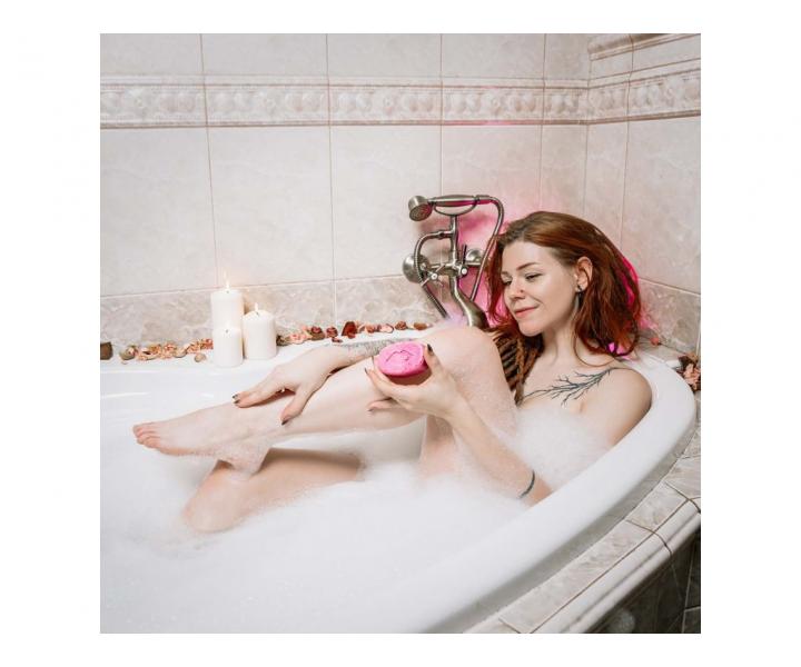 Peelingové mýdlo BusyB SkinShedder Becky Blossom - 100 g