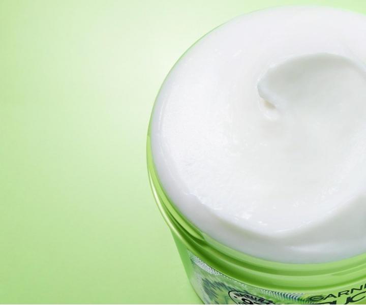 Hydrata�n� maska pro mastn� ko��nky a such� vlasy Garnier Fructis Hydra-Refreshing Kiwi Menthol Hair Food - 400 ml