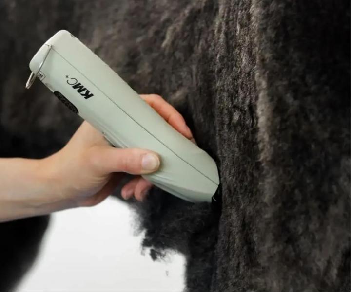 Profesion�ln� strojek na zv��ec� srst Wahl Professional KMC+ Cord/Cordless Clipper - mintov� zelen�