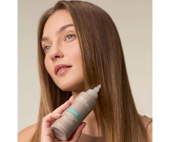 Oplachov� p��e pro �ist�, sv�� a leskl� vlasy Paul Mitchell Clarify Foaming ACV Rinse - 150 ml