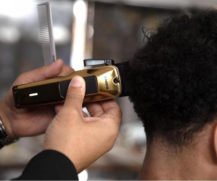 Profesion�ln� strojek na vlasy s vym�niteln�m krytem Andis Phenom Clipper 562118 - �ern�/zlat�