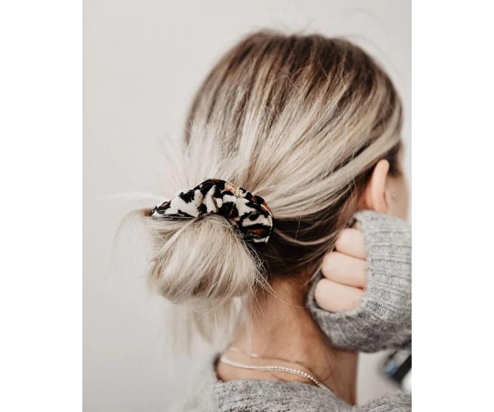 Ozdobná spirálová gumička Invisibobble Sprunchie Purrfection - leopardí vzor