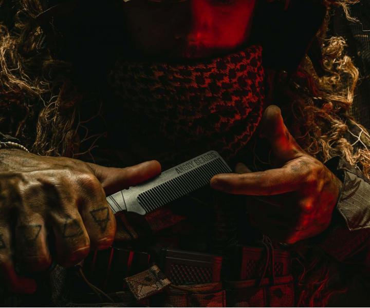 Karbonový hřeben na vlasy a vousy Angry Beards Combat Comb - černý