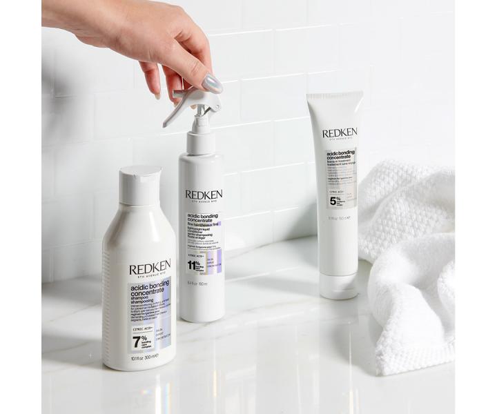 Intenzivn regeneran ada pro obnovu vlasovho vlkna Redken Acidic Bonding Concentrate