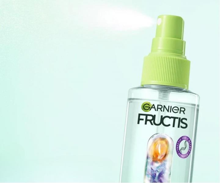 Hydrata�n� bezoplachov� sprej pro such� vlnit� a kudrnat� vlasy Garnier Fructis Curls Method Shape Refresh Step 4 - 150 ml