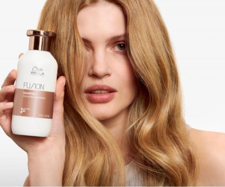 Posilující regenerační šampon pro poškozené vlasy Wella Professionals Fusion Shampoo - 250 ml