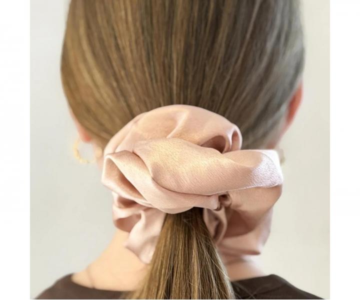 Ozdobn� sat�nov� gumi�ka do vlas� Sister Young Scrunchie Lilu Champagne - �ampa�